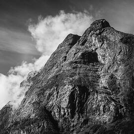 Foggy Mountains in Black and White by Nicklas Gustafsson