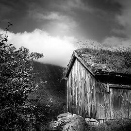 Old Mountain Cabin - Black and White by Nicklas Gustafsson